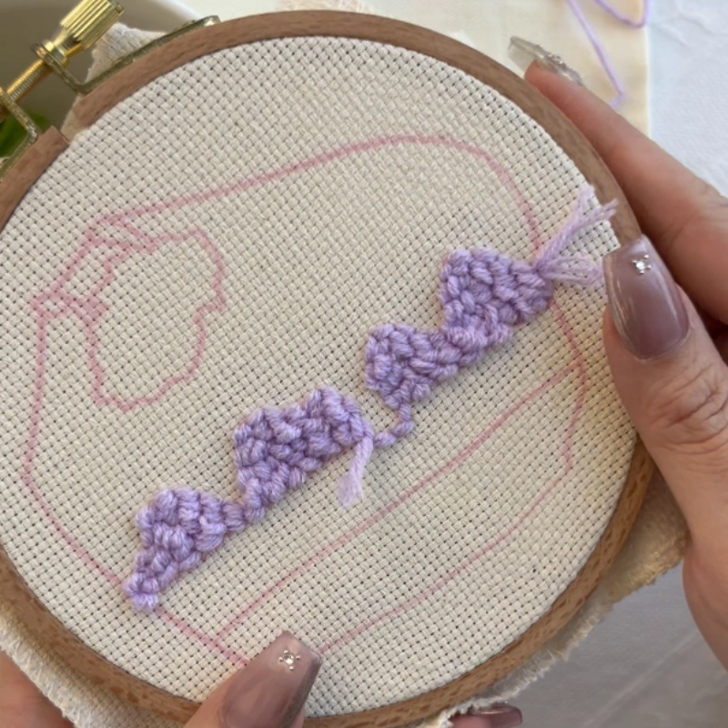 Trimming excess yarn after starting stitches from the front.